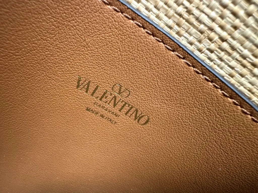 tan Valentino Raffia Rockstud Bag - Hình 4