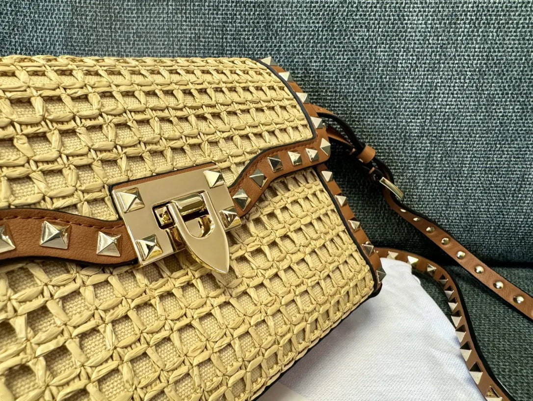 tan Valentino Raffia Rockstud Bag - Hình 3