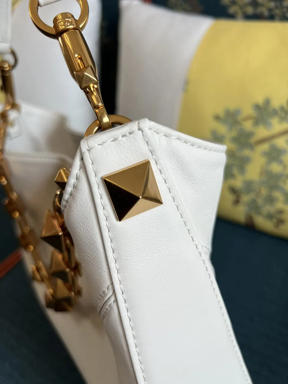 gold Valentino White Leather Shoulder Bag - Hình 8