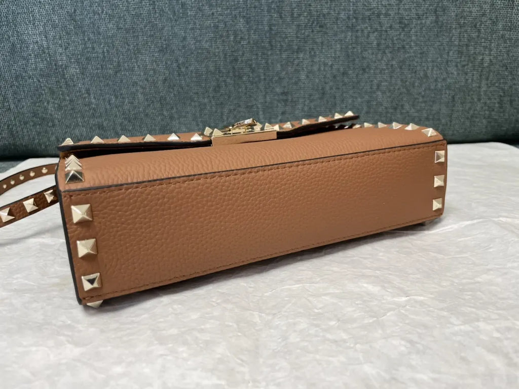 grained Valentino Caramel Rockstud Bag - Hình 5