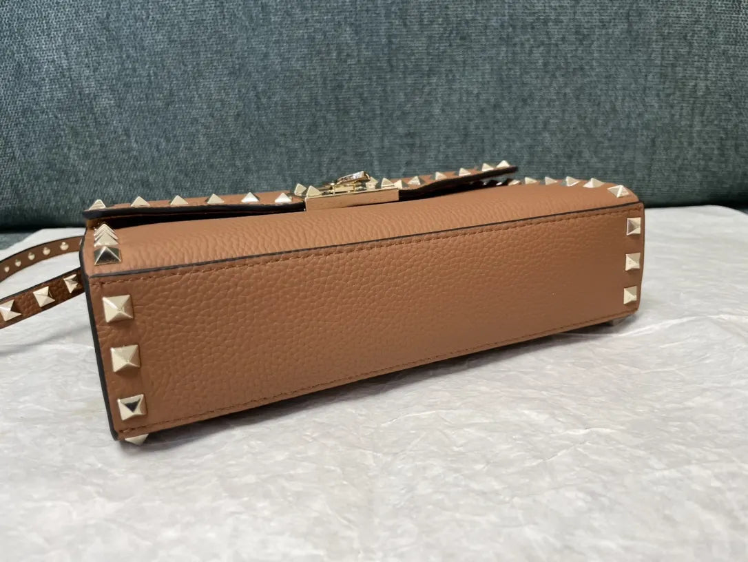 grained Valentino Caramel Rockstud Bag - Hình 5