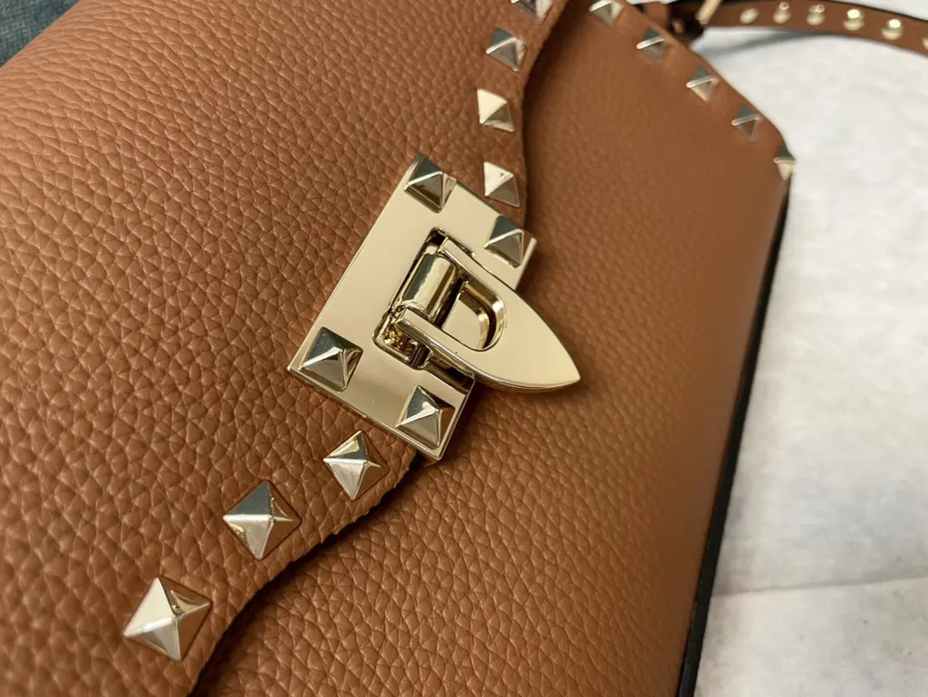 grained Valentino Caramel Rockstud Bag - Hình 2