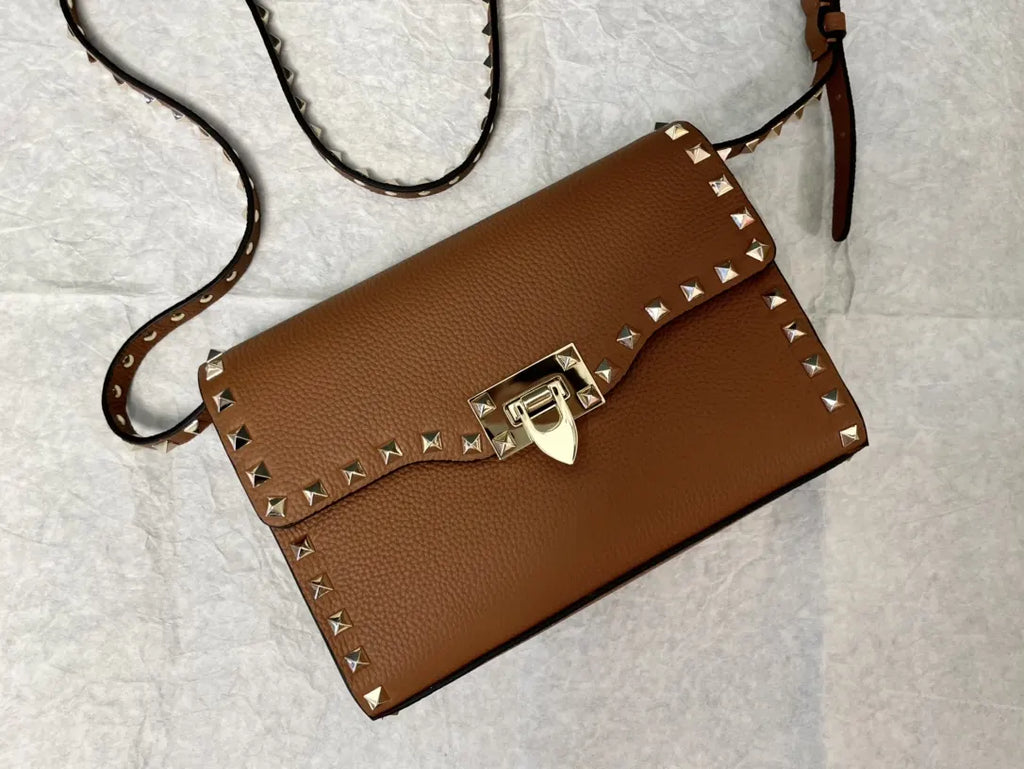 grained Valentino Caramel Rockstud Bag - Hình 4